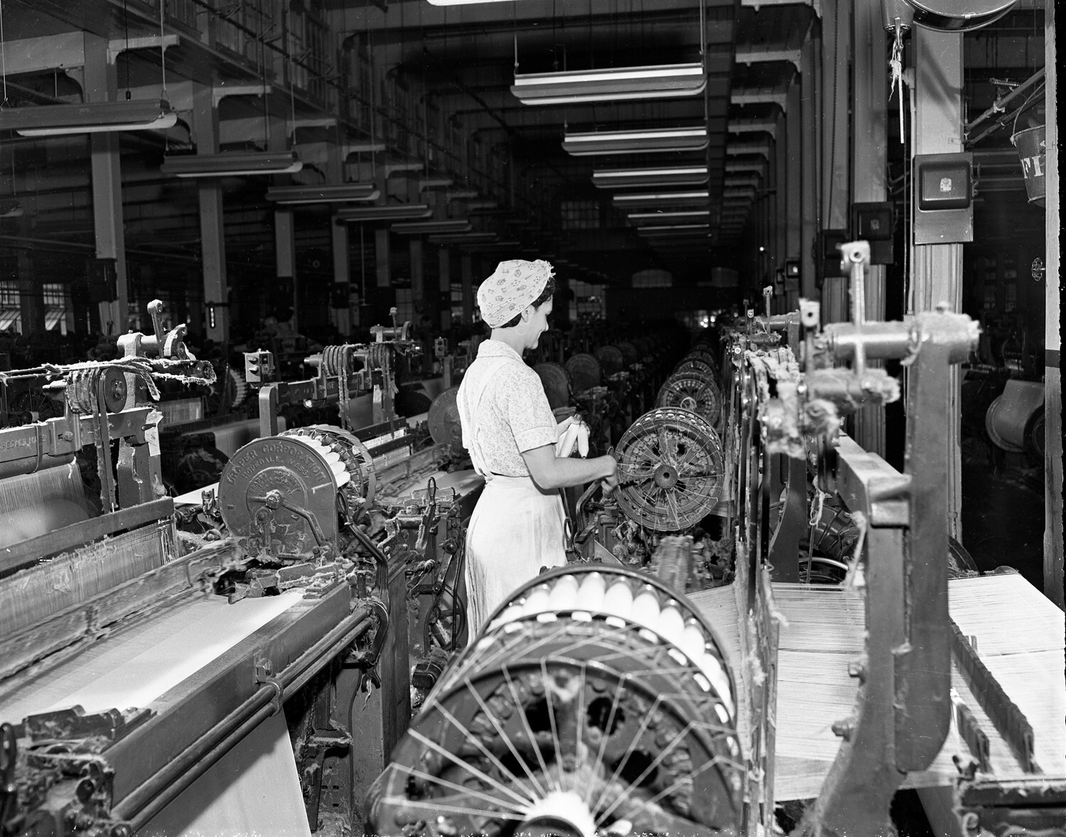 Marvins Studio - Weave room at Revolution Mill 1948 14277_OBJ